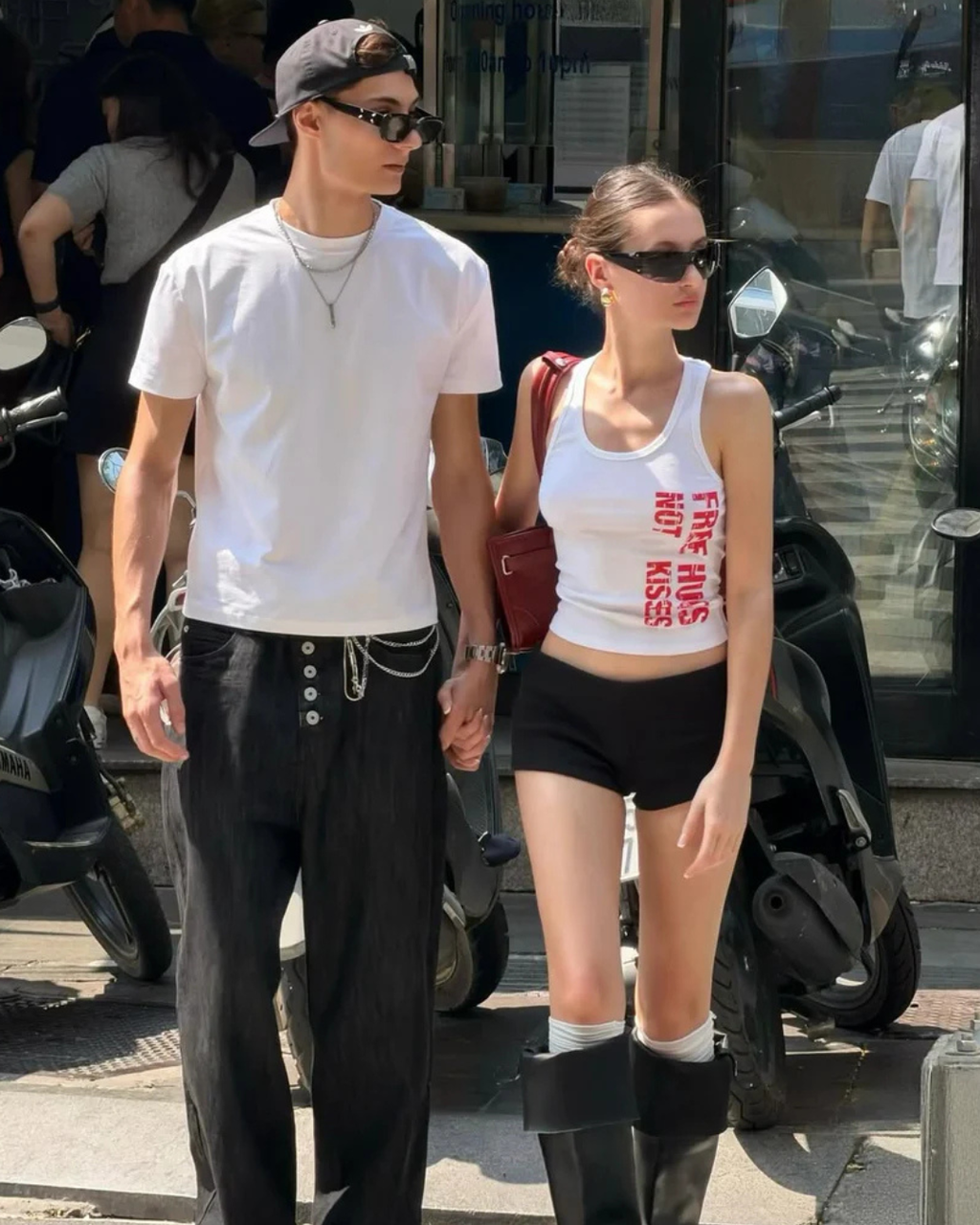 【予約販売】6月中旬より順次発送開始 Free Hugs タンクトップ